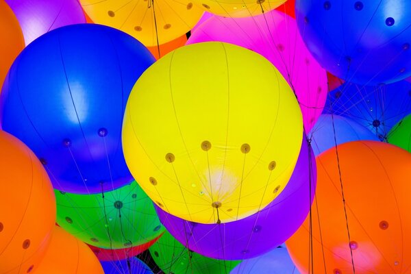 Ballons lumineux de différentes couleurs