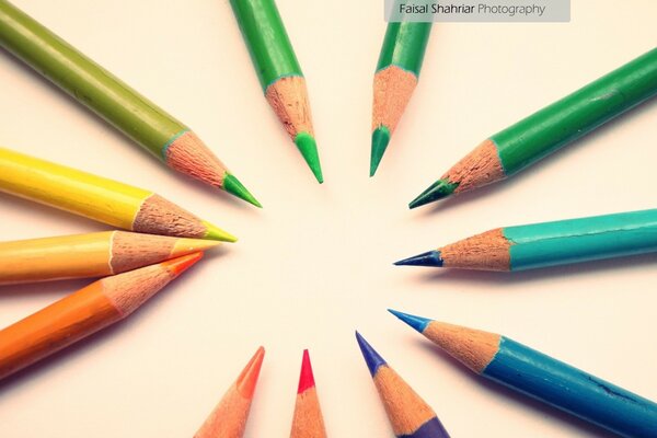 Crayons multicolores dans un cercle