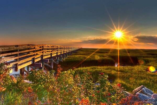 Die Sonne setzt sich schön hinter den Horizont