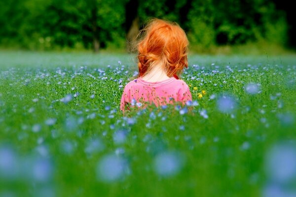 प्रकृति में एक लाल बालों वाली लड़की । बच्चे