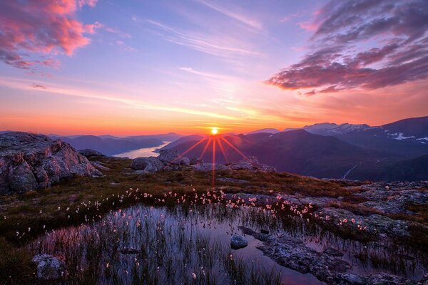 Schöner Sonnenuntergang im Bergland