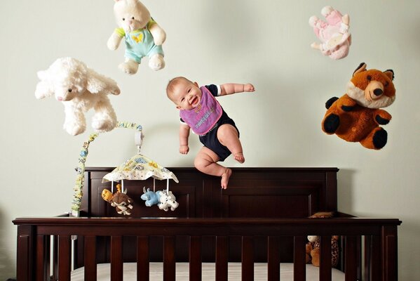 Petit garçon s amuser avec des jouets