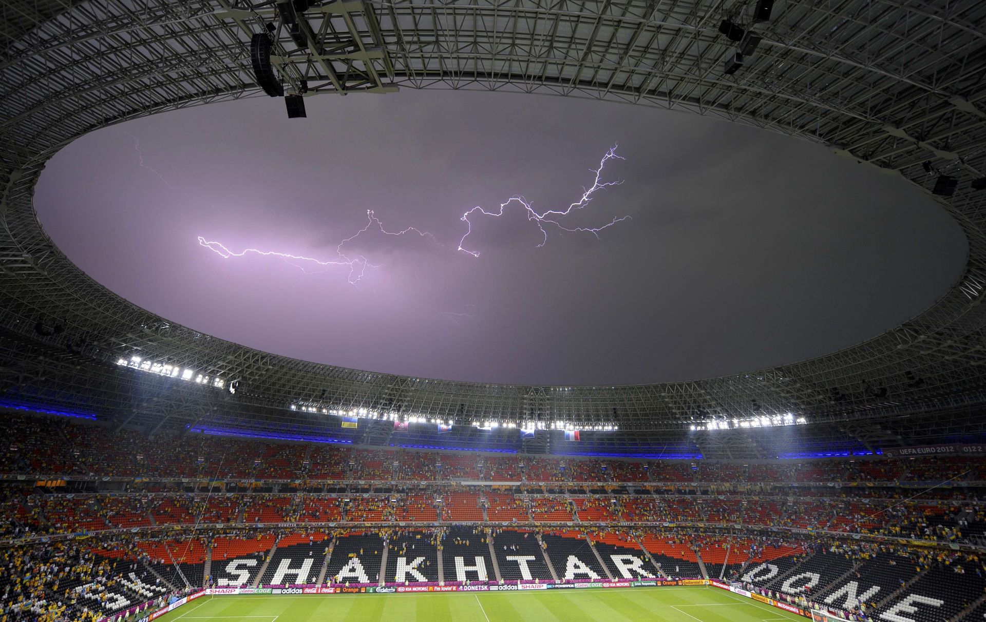 blitz stadion wettbewerb fußball fußball ball sportfan spiele publikum spiel athlet ort meisterschaft erholung fußballplatz licht sport ziel tribüne