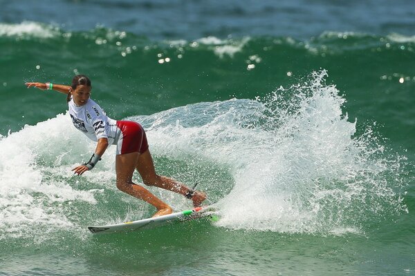 Surf en la ola del lustre y la muchacha