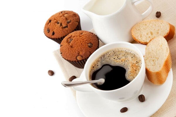 Caffè nero forte in tazza bianca con muffin e pane bianco