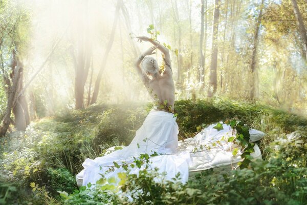 Chica en el bosque con el torso desnudo