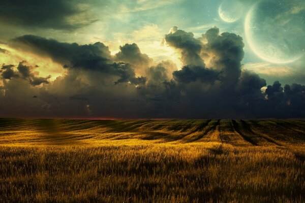 Feld bei bewölktem Wetter. Die Sonnenstrahlen erleuchten das Feld durch Gewitterwolken