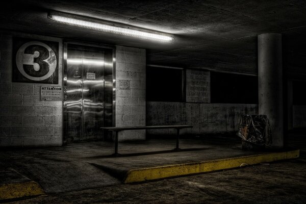 Estación oscura abandonada con Ascensor