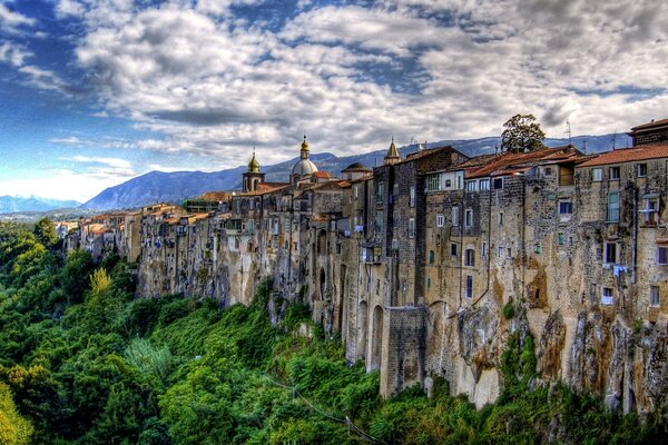 Città a forma di muro con foresta verde