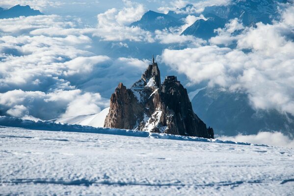 Montanha com neve e nuvens