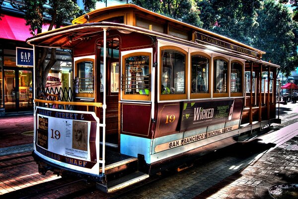 Vieux tramway dans le parc de la ville