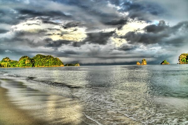 La playa en el fondo de Morne y las montañas