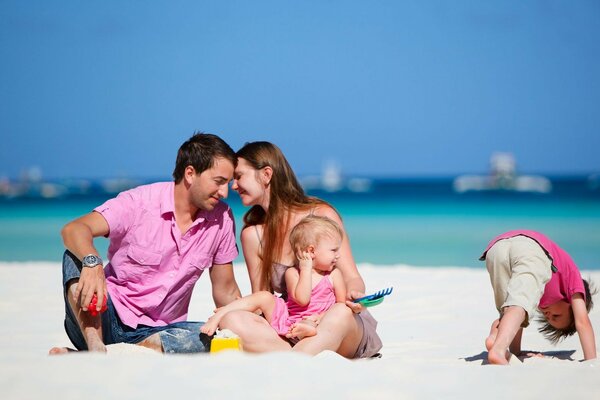 Familie mit Kindern am Strand