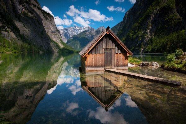 Casa en el lago en el fondo de las montañas