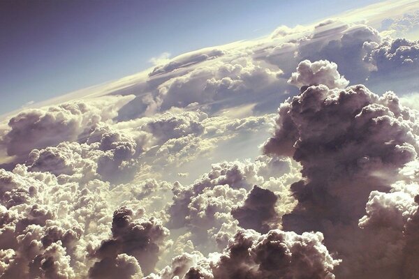 Cielo azul y soleado con nubes