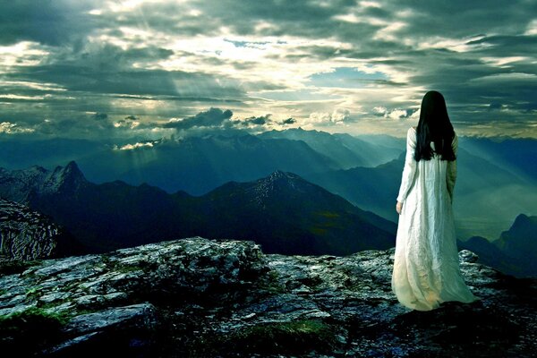 Chica al atardecer en las montañas