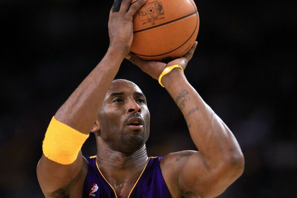 Photo d un joueur de basket-ball avec une balle dans les mains