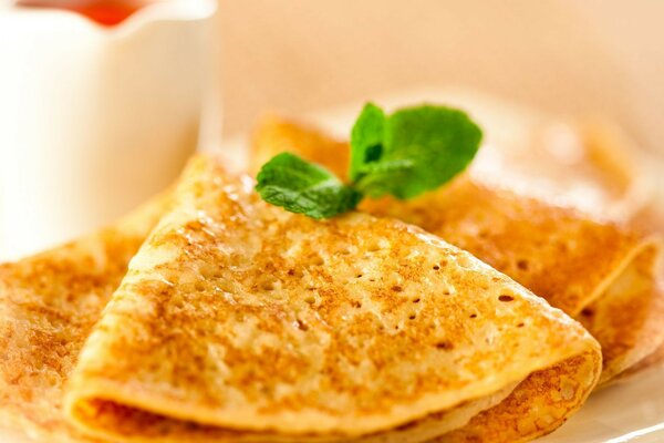 Crêpes délicieuses avec du thé pour le petit déjeuner