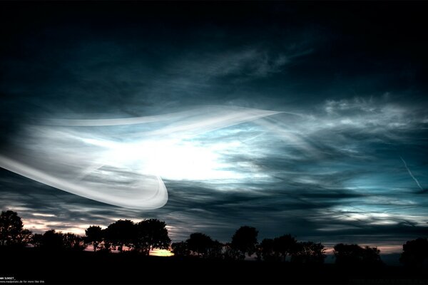 Paysage. Ciel éclairé dans la nuit