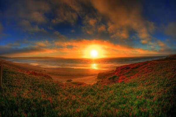 Paisaje. Sol al amanecer. Brillo en el agua