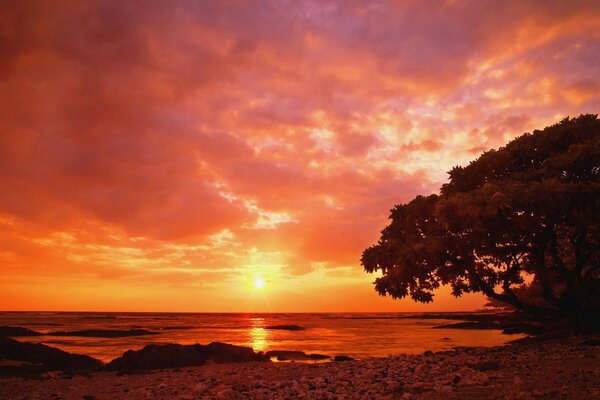 Puesta de sol ardiente en la costa azul