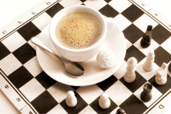 Jouer aux échecs autour d une tasse de café