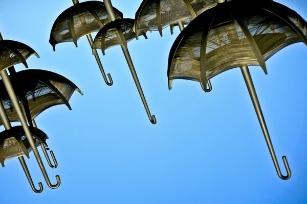 Regenschirme, die in den Himmel fliegen