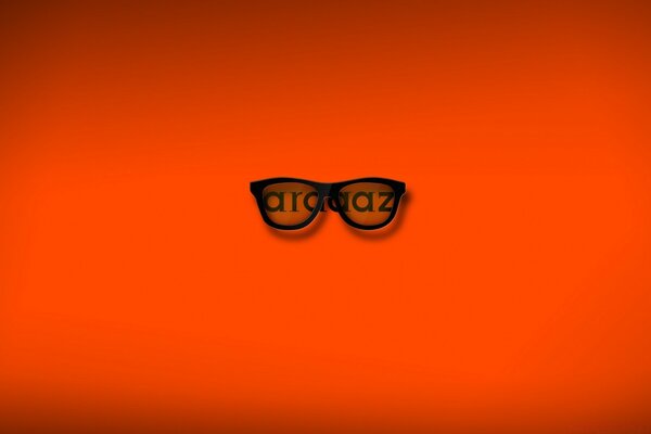 Brille ohne Bügel auf orangefarbenem Hintergrund