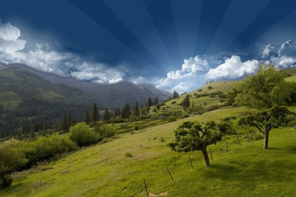 Beaux nuages sur fond de montagnes