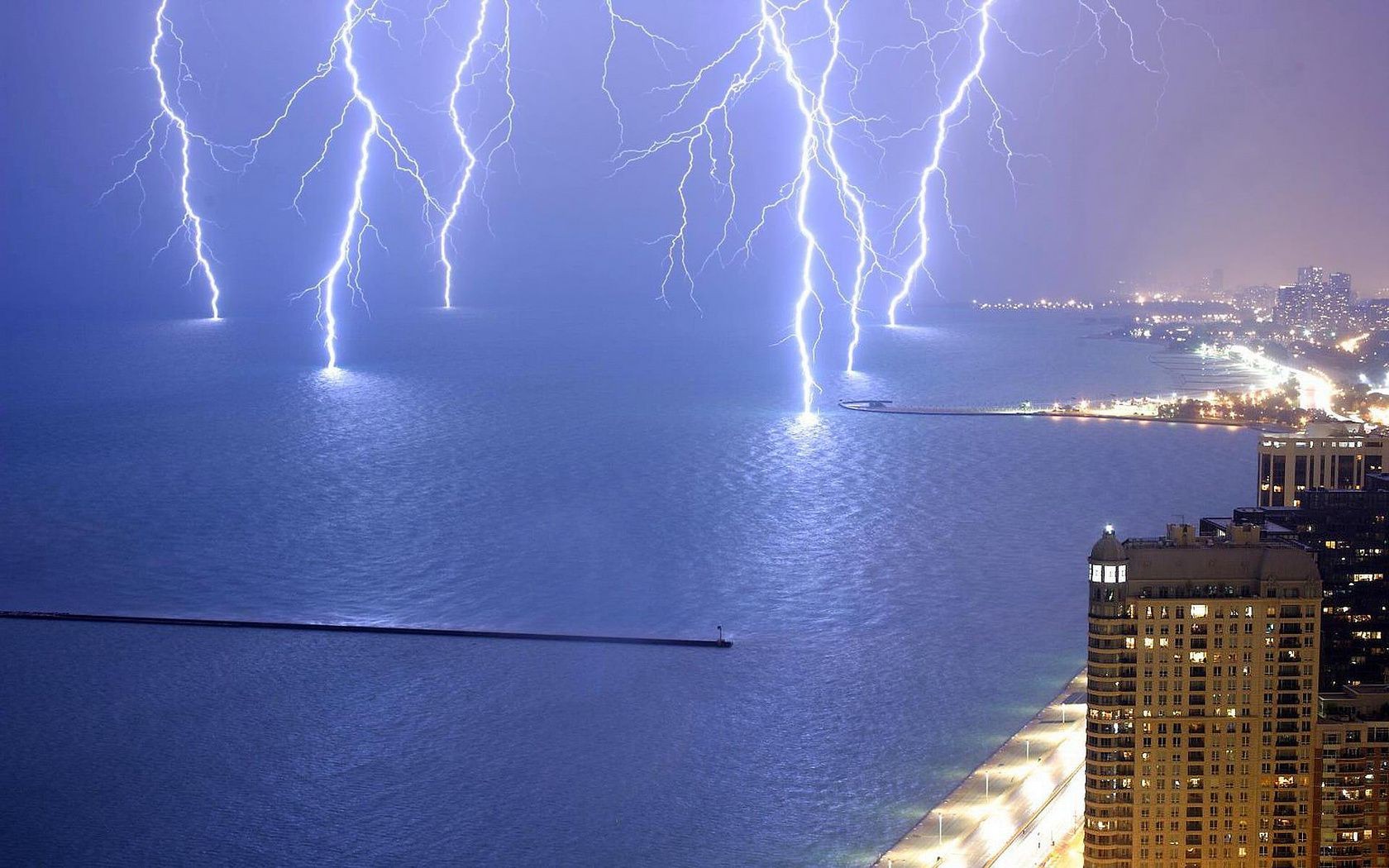 闪电 风暴 城市 光 天空 水 旅行 雨 房子 晚上 建筑 河流 天气 日落 雷声 景观 雷暴 灾难 反射