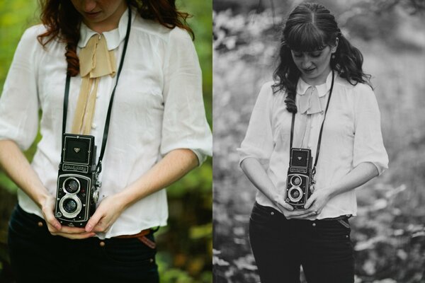 Femme avec appareil photo sur les photos couleur et noir et blanc