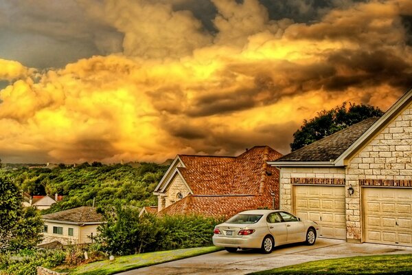 Voiture près de la maison sur la colline