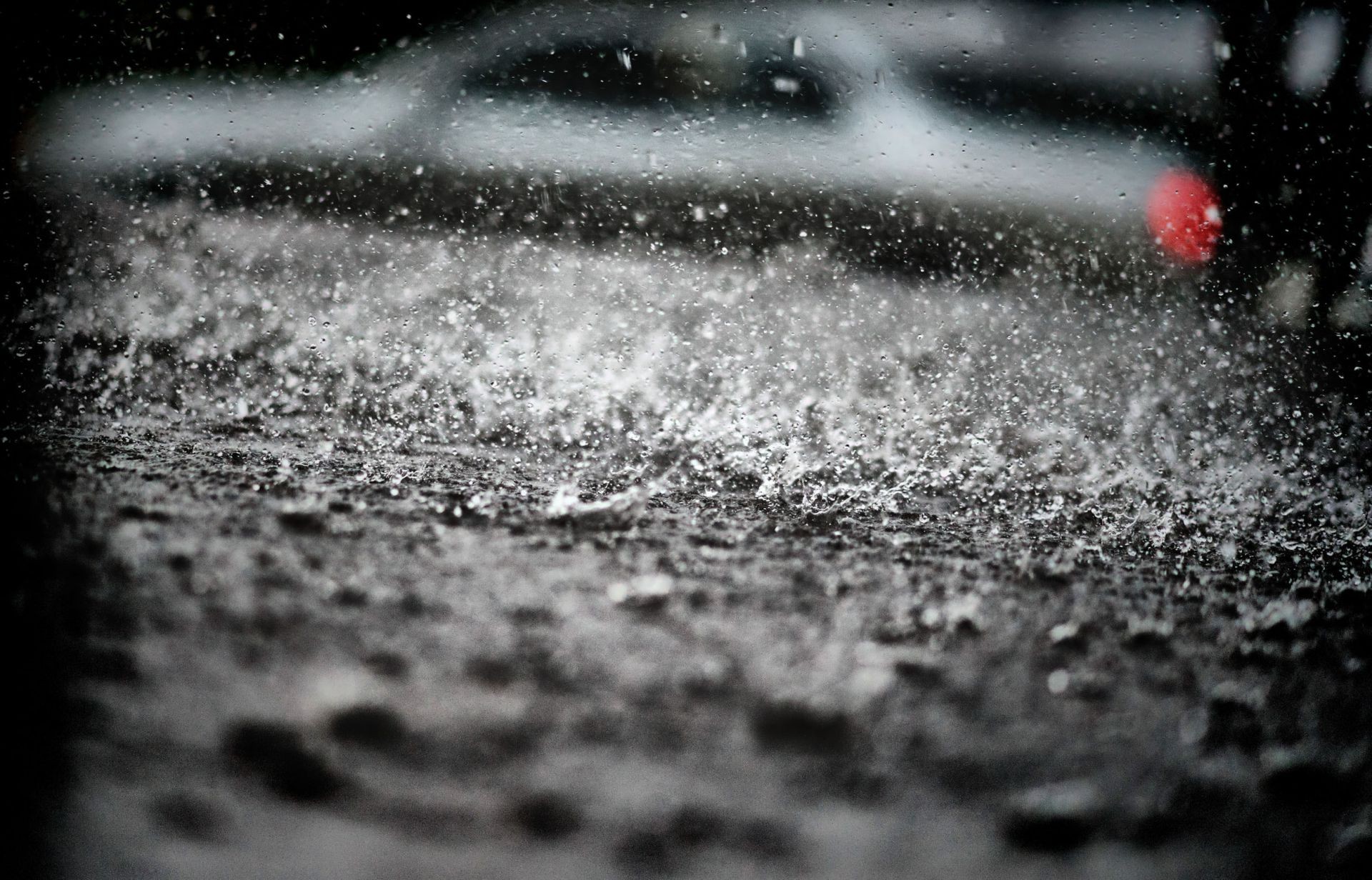 goccioline e acqua pioggia scuro acqua astratto strada bagnato tempesta