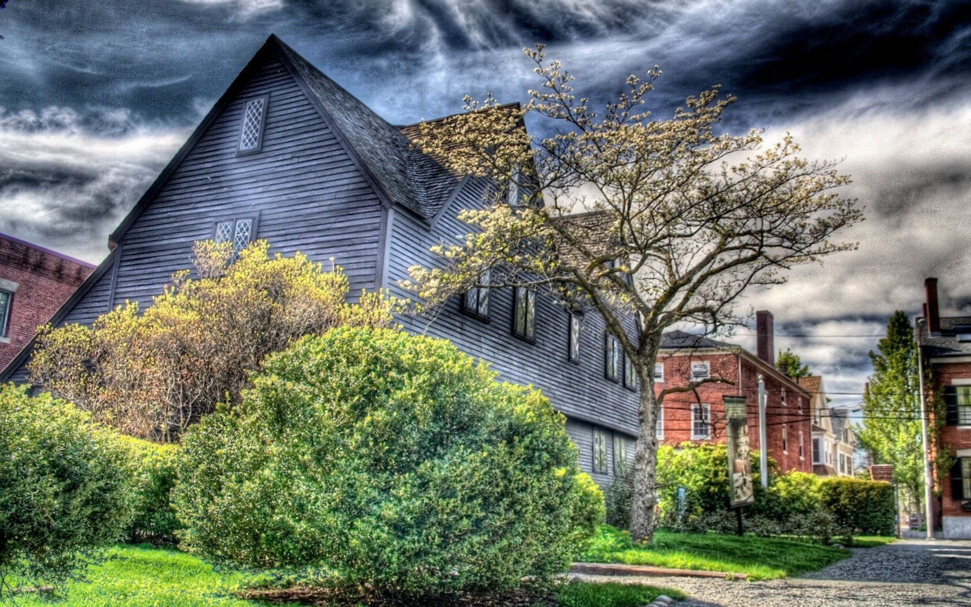 kreativ haus architektur haus baum zuhause außen himmel eigentum rasen gras familie natur garten im freien holz des ländlichen alt dach landschaft