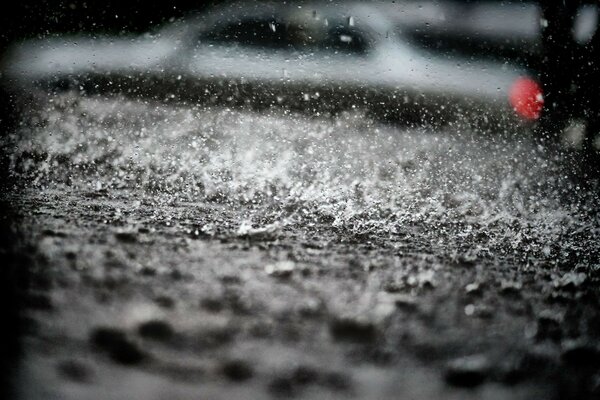 Gotas de agua sucias en la carretera