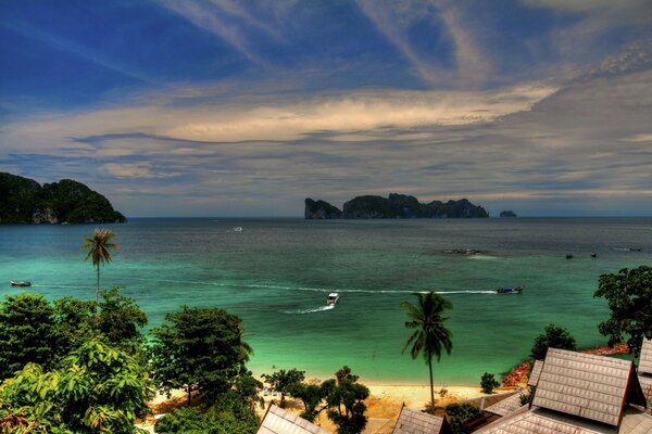 Playa tropical frente al mar