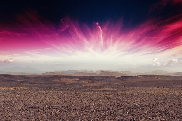 Resplandor de plasma del cielo en el desierto