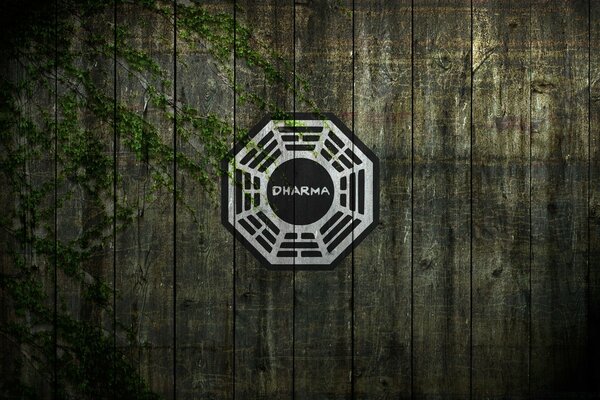 Dharma Logo auf Holzwand