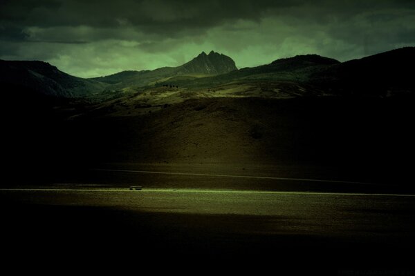 Paisaje nocturno. Atardecer. Aguas negras