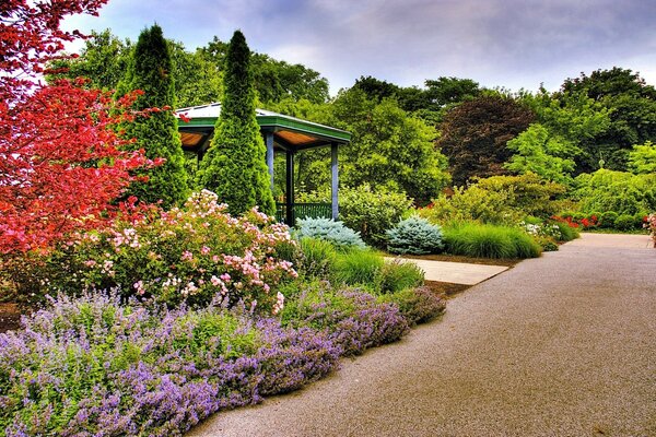 Belvédère au milieu du jardin Botanique