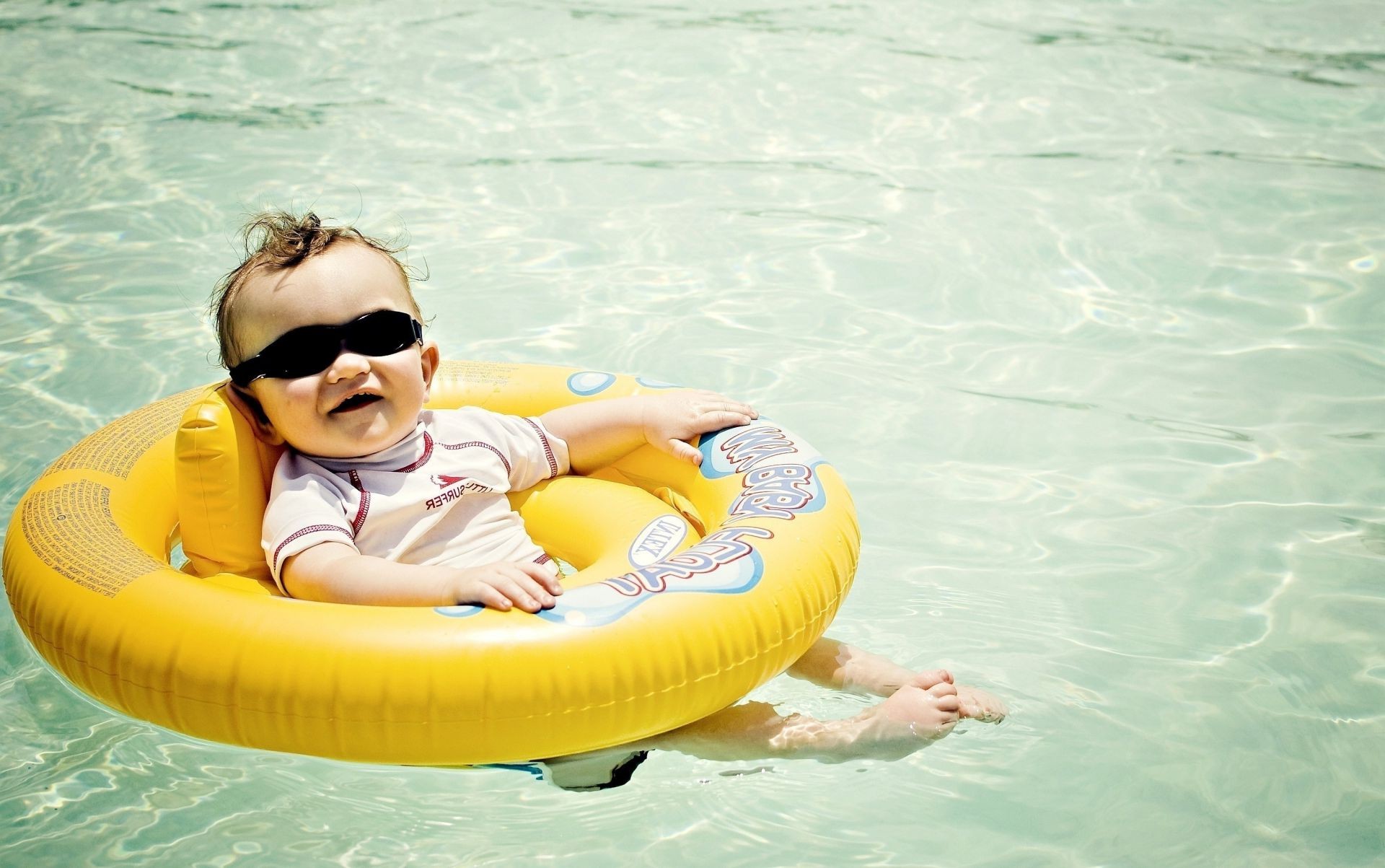 crianças rindo água natação piscina piscina férias verão férias férias bebê molhado viajar mar diversão oceano à beira da piscina praia prazer