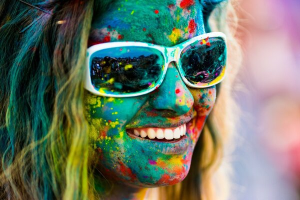 Ragazza nelle vernici al Festival di Holi