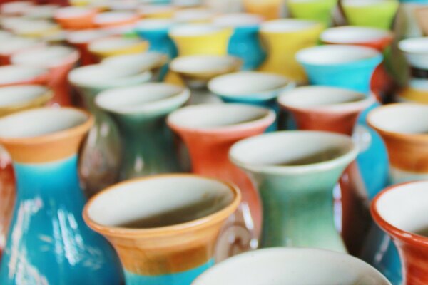 Beaucoup de vases en céramique dans des couleurs vives