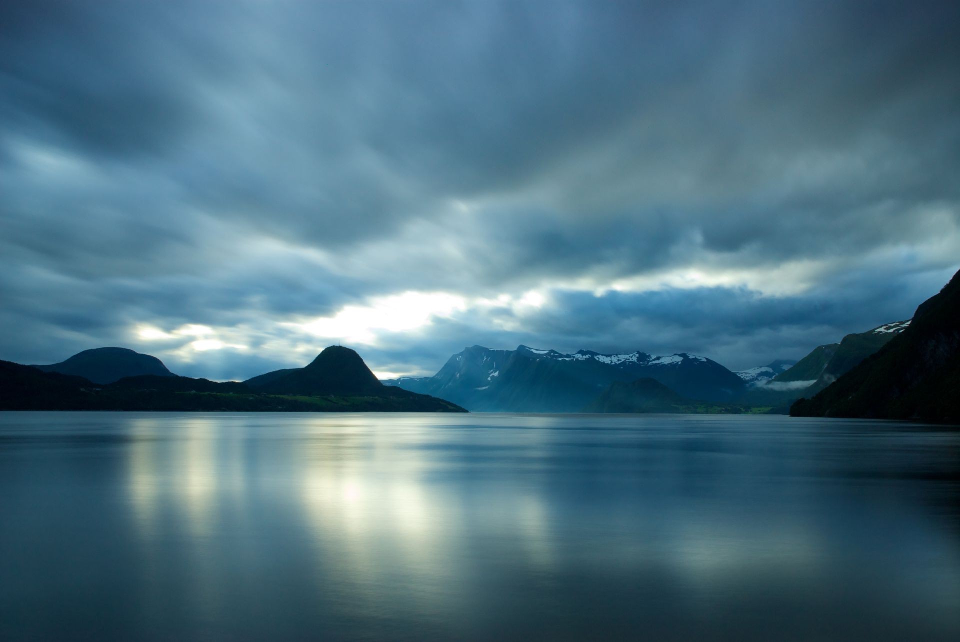 paysage eau lac réflexion coucher de soleil montagnes paysage aube ciel voyage neige crépuscule soir nature brouillard fjord mer à l extérieur