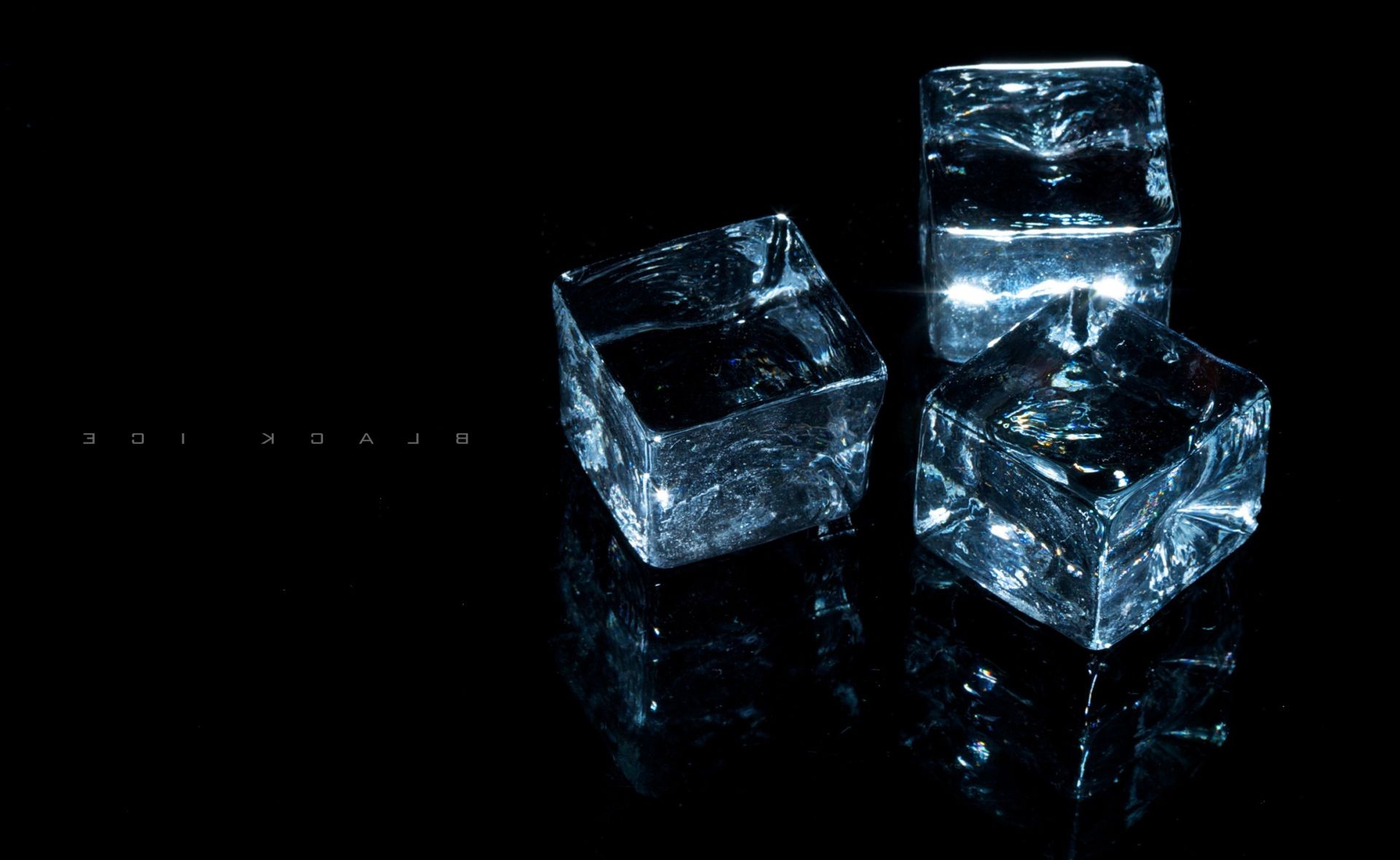 предметы куб кристалл ювелирные изделия камень драгоценные светит темный отражение площадь рабочего стола рефракция изолированные роскошные формы прозрачный свет натюрморт