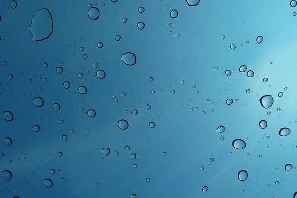 Gotas de agua en la pared azul