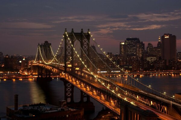 Puente urbano sobre el río con iluminación