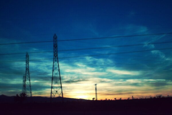 Centrales eléctricas en Medio del cielo al atardecer