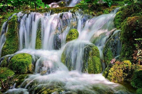 De nombreux cours d eau créent une cascade magique