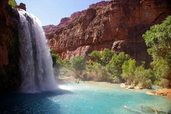 Der Wasserfall in der Berglandschaft ist wunderschön